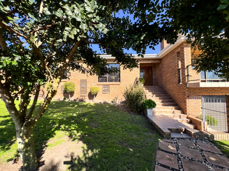 4 Bedroom Property for Sale in Middedorp Western Cape